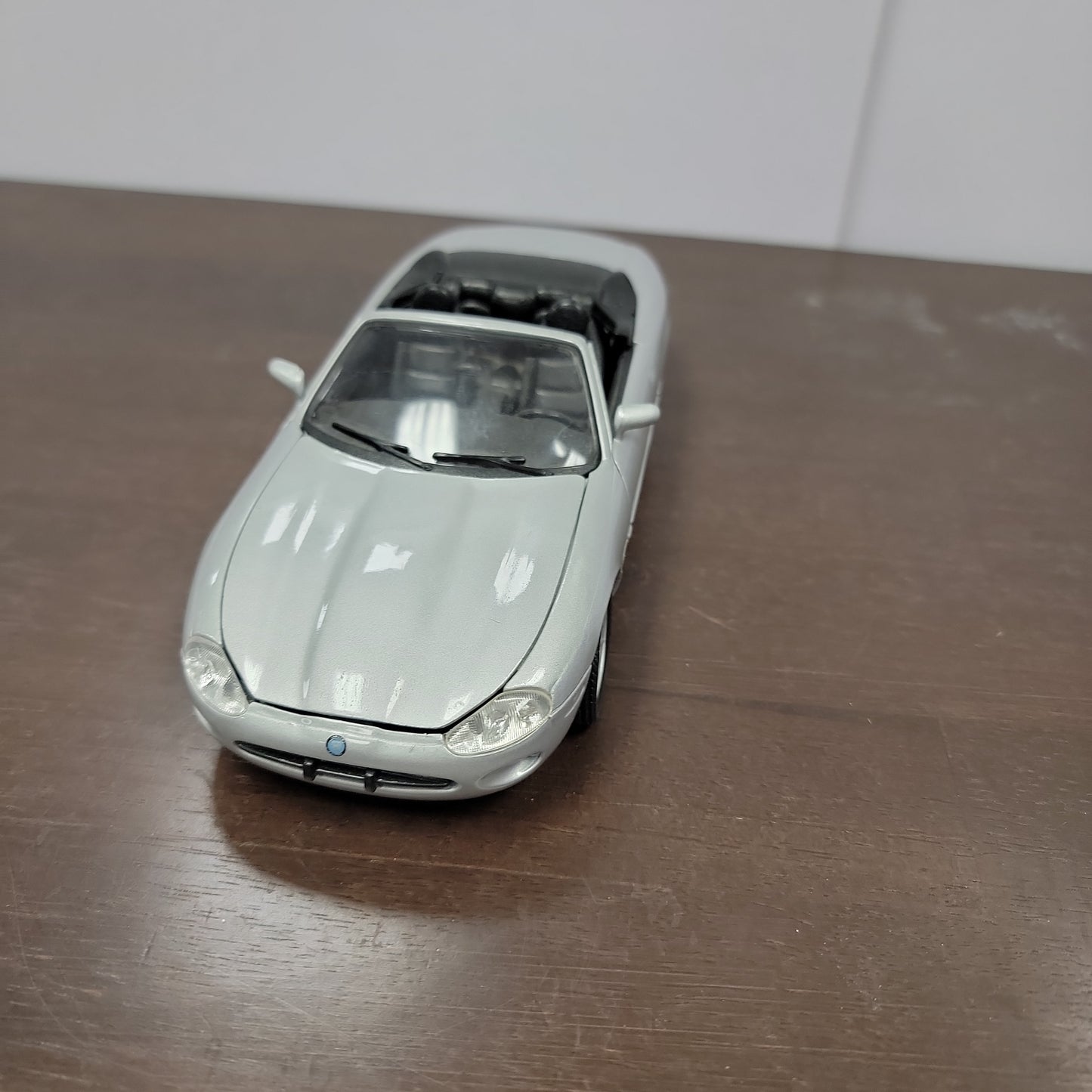 Welly Jaguar XK-8  Diecast 1/24 Scale