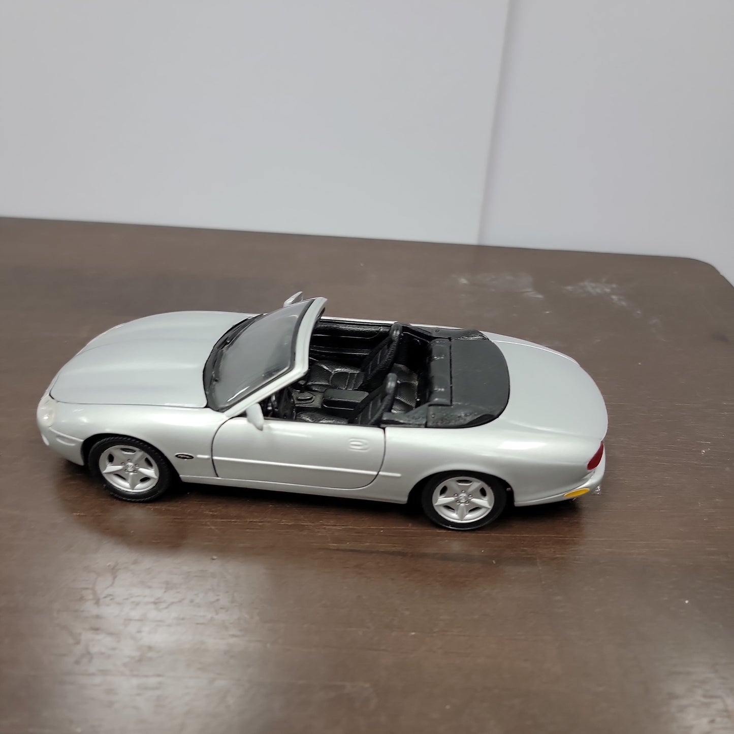 Welly Jaguar XK-8  Diecast 1/24 Scale