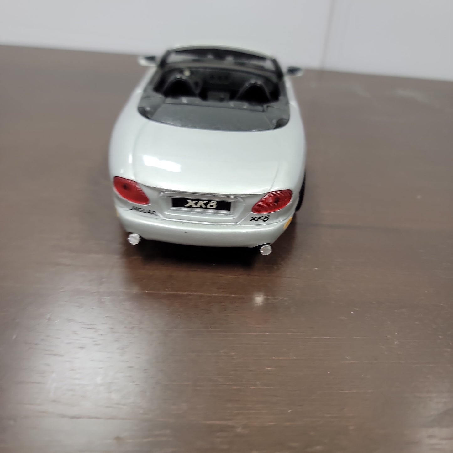 Welly Jaguar XK-8  Diecast 1/24 Scale