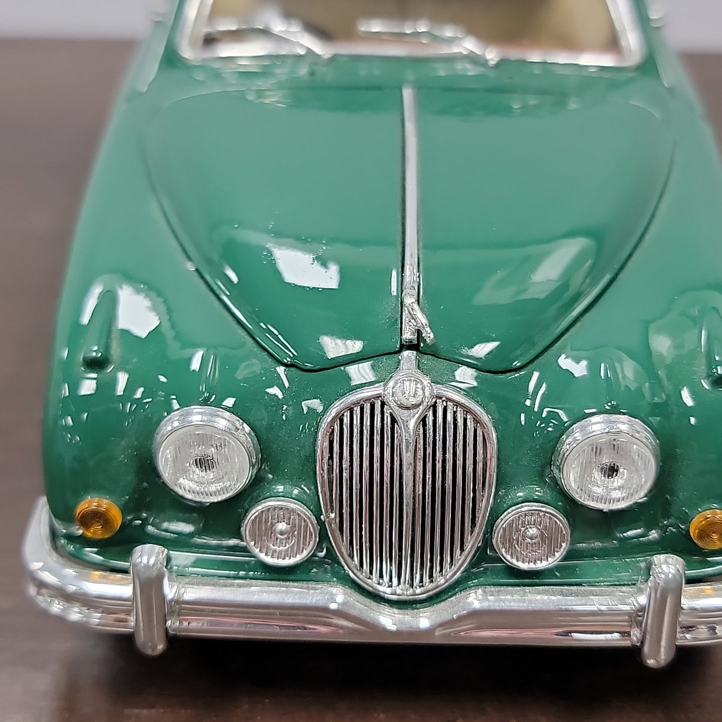 Maisto Jaguar Mark II (1959) Diecast 1/18 Scale