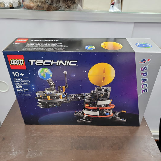 Planet Earth and Moon In Orbit Lego Technic Set